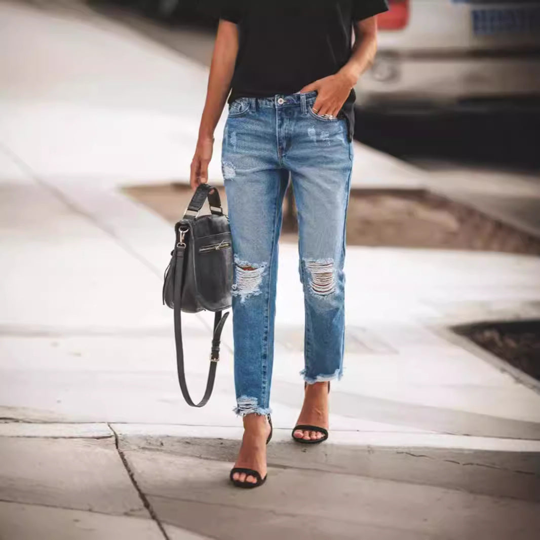Stir fried salt cat with torn hole jeans for women